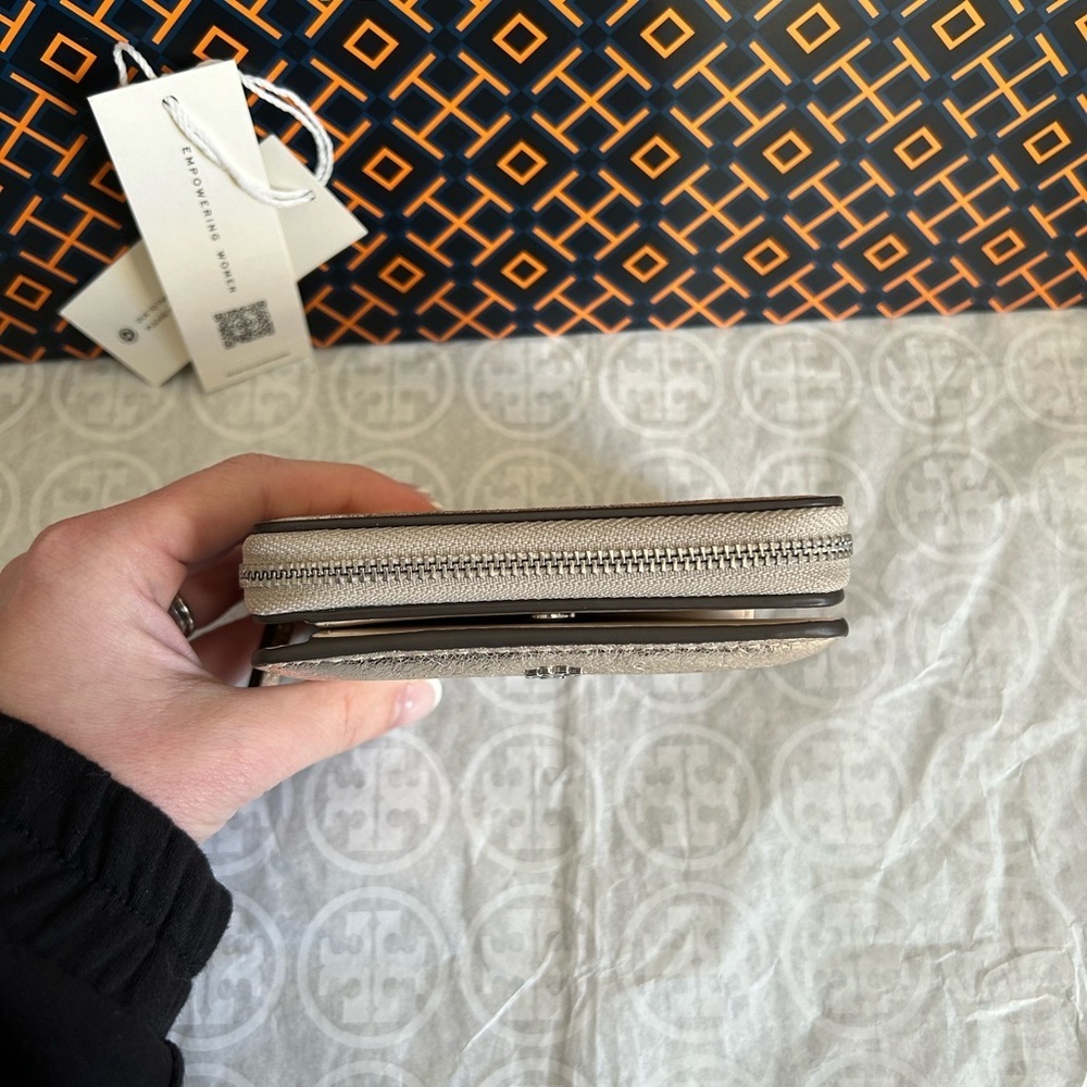 Tory Burch Emerson Metallic Mini Wallet White Gold Silver - Picture 3 of 7